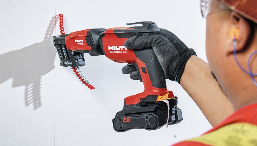 töötaja, kes kasutab hilti tööriista