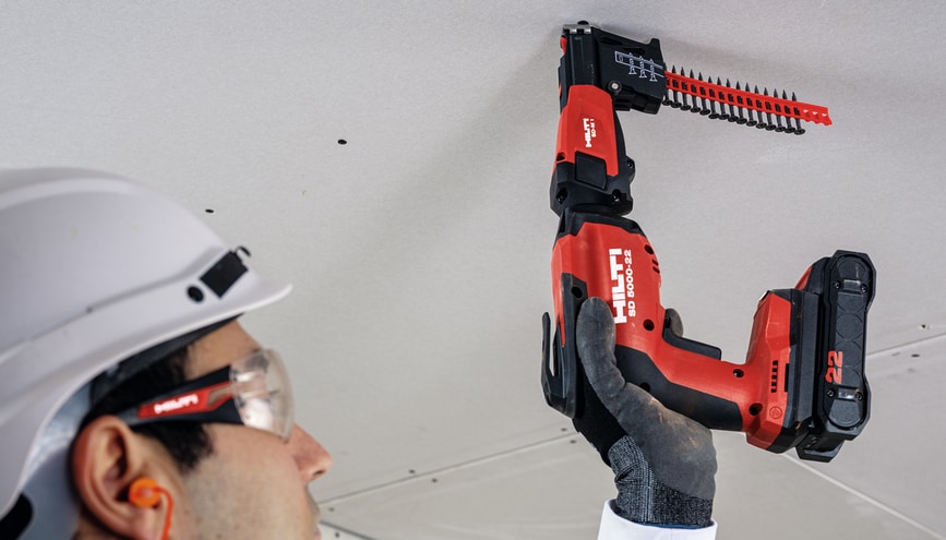 hilti tööriista kasutavad töötajad