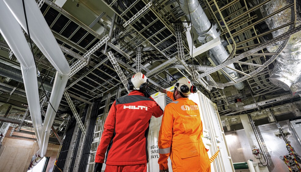 pracovníci Hilti a Oglaend kontrolují Oglaend systém stropních nosníků 