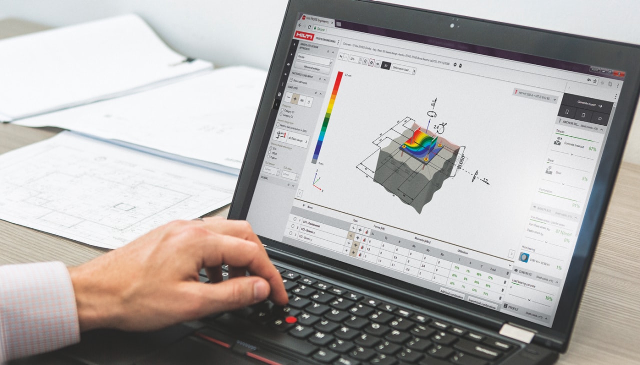 Hilti töötaja töötab arvutitarkvaraga PROFIS Engineering Suite
