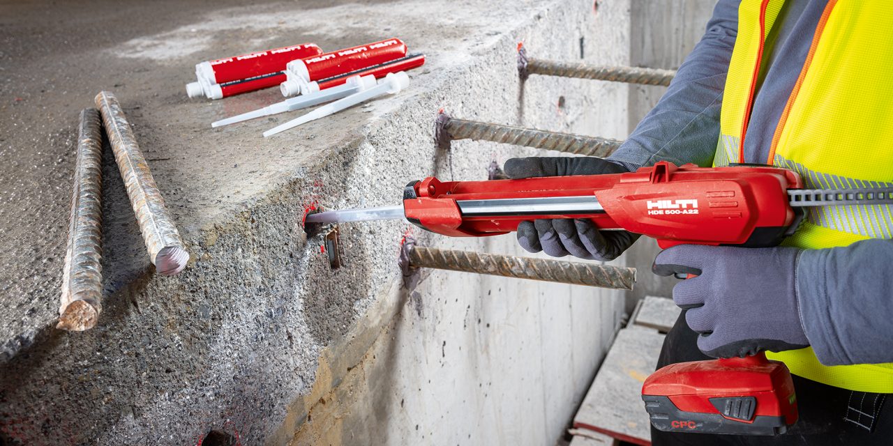 töötaja, kes kasutab hilti tööriista