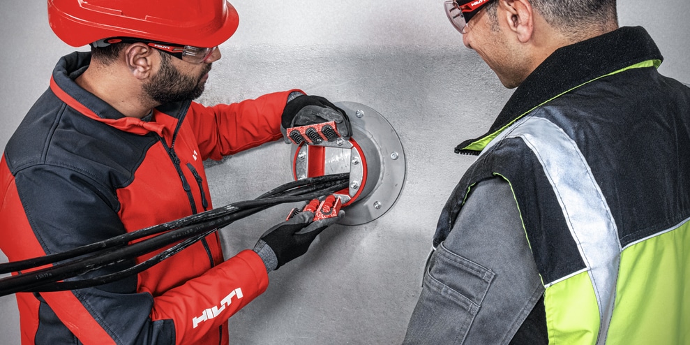 Töötaja, kes kasutab hilti tööriista elektrilahenduse jaoks