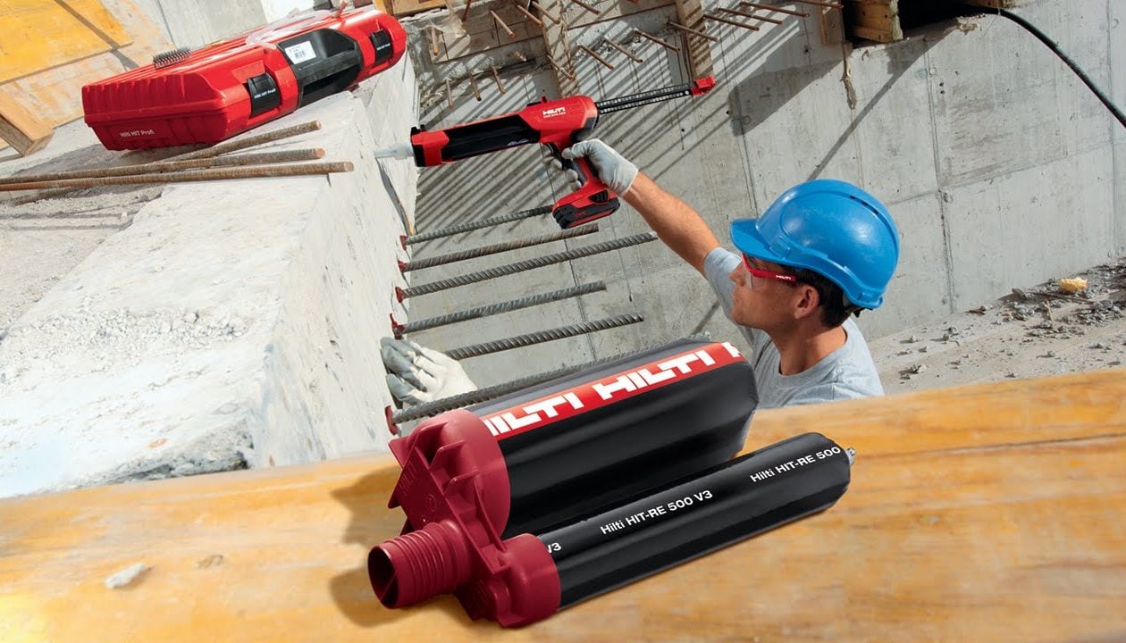 töötaja, kes kasutab hilti tööriista
