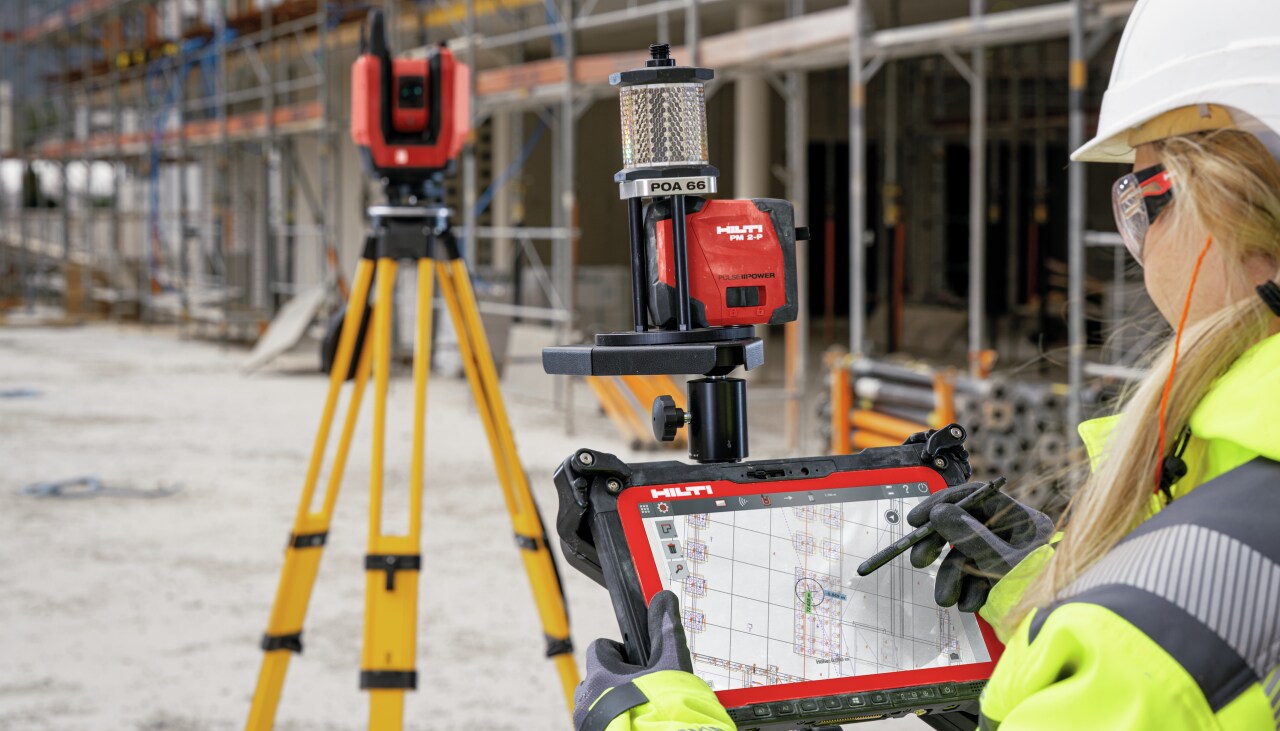 töötaja, kes kasutab hilti tööriista