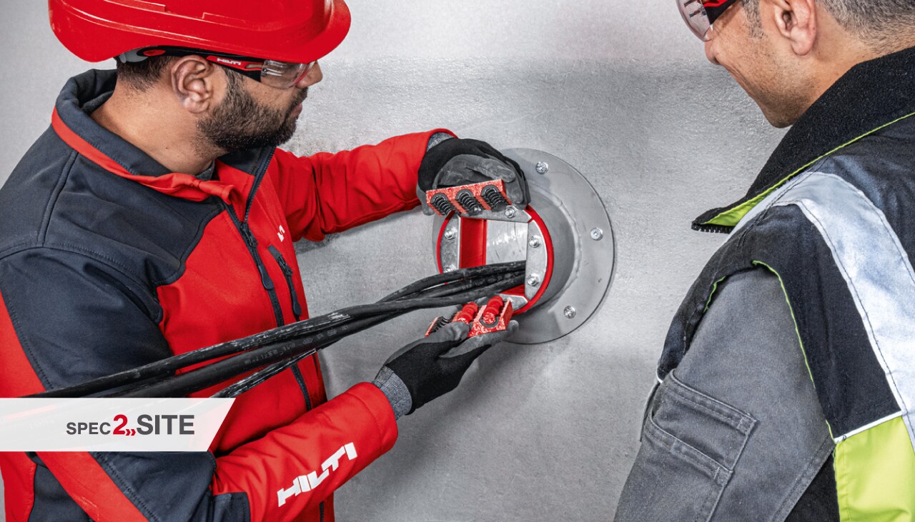 Hilti insener demonstreerib kliendile tulekindlate muhvide kasutamist elektripaigaldises