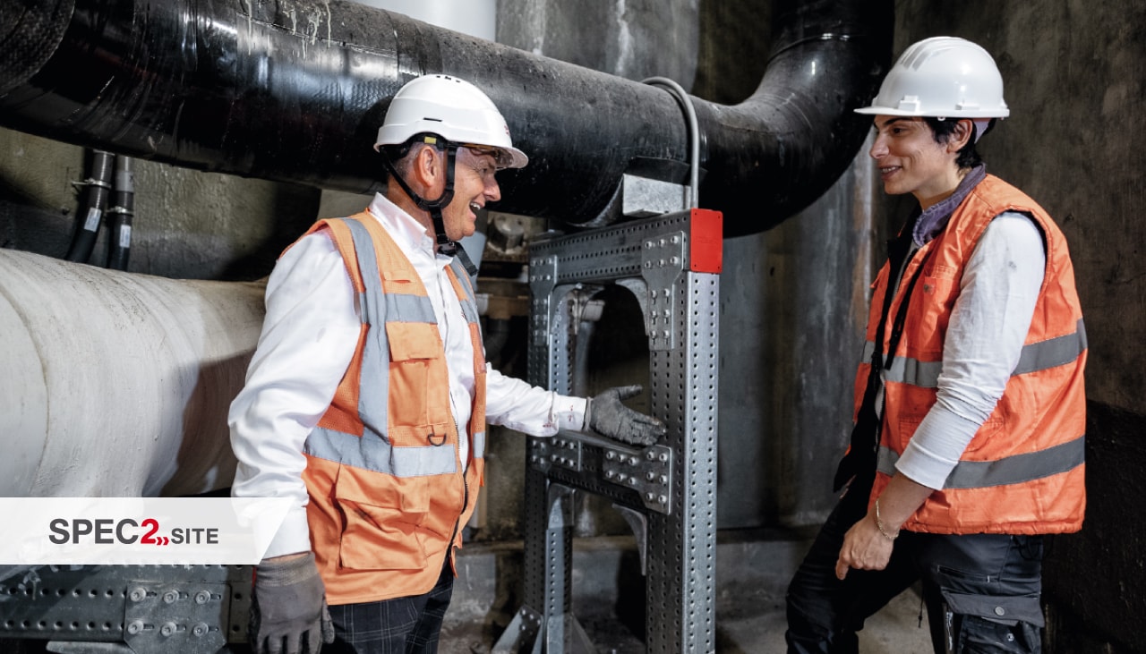 Hilti insener ja klient kontrollivad torustiku moodulitesse paigaldatud tugisüsteemi.