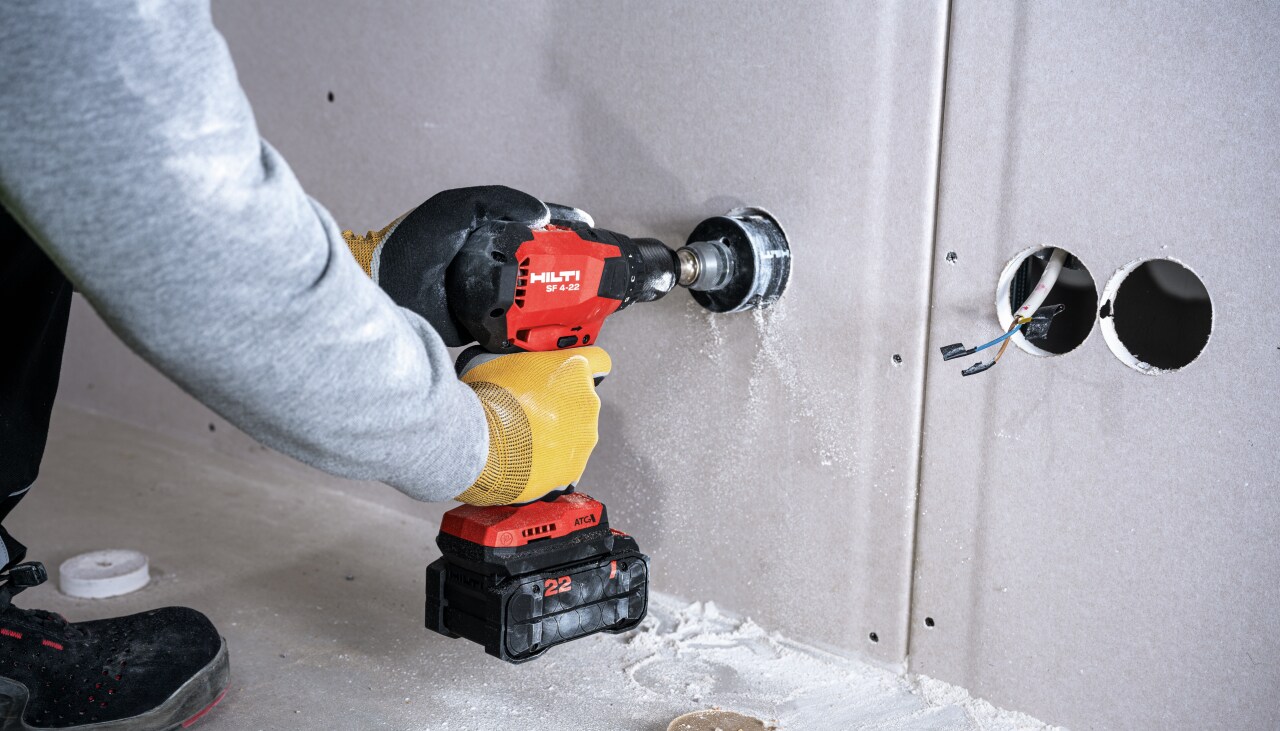 töötaja, kes kasutab hilti tööriista eletriliste lahenduste jaoks