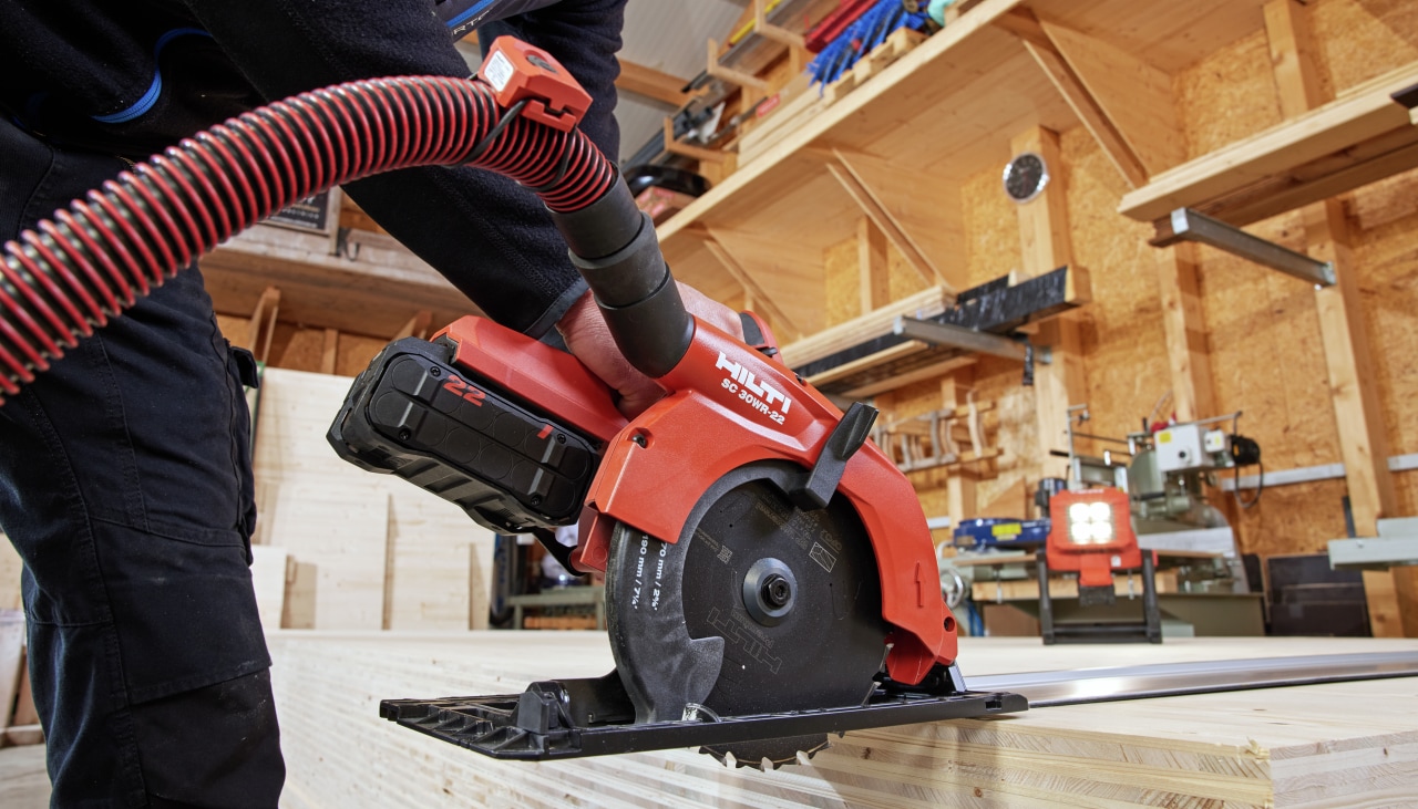 Töötaja lõikab puitu hilti tööriistaga