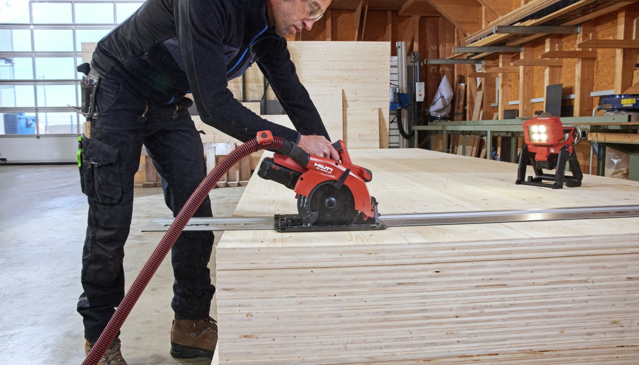 Töötaja lõikab puitu hilti tööriistaga