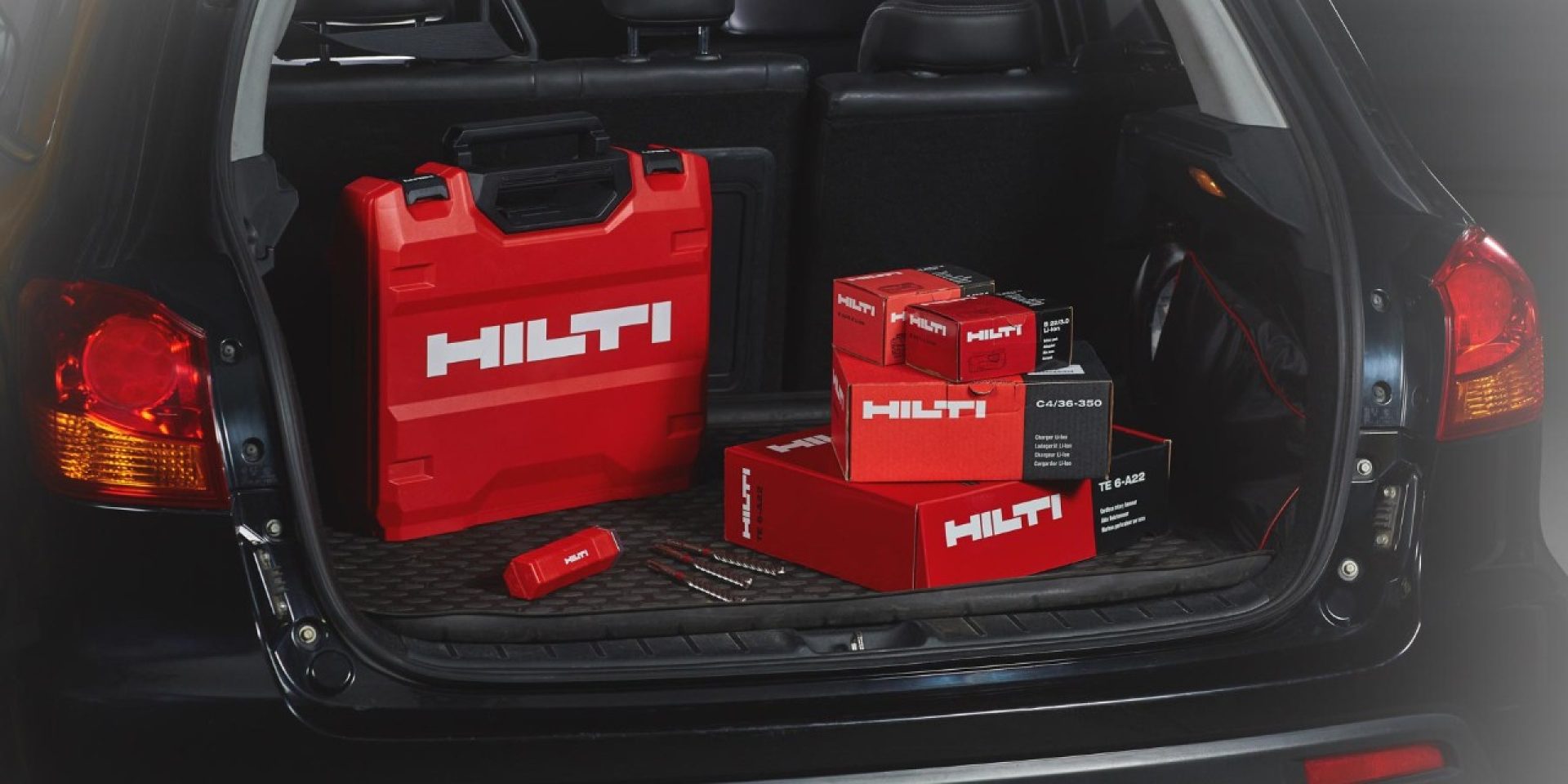 Hilti tööriistad auto tagaosas