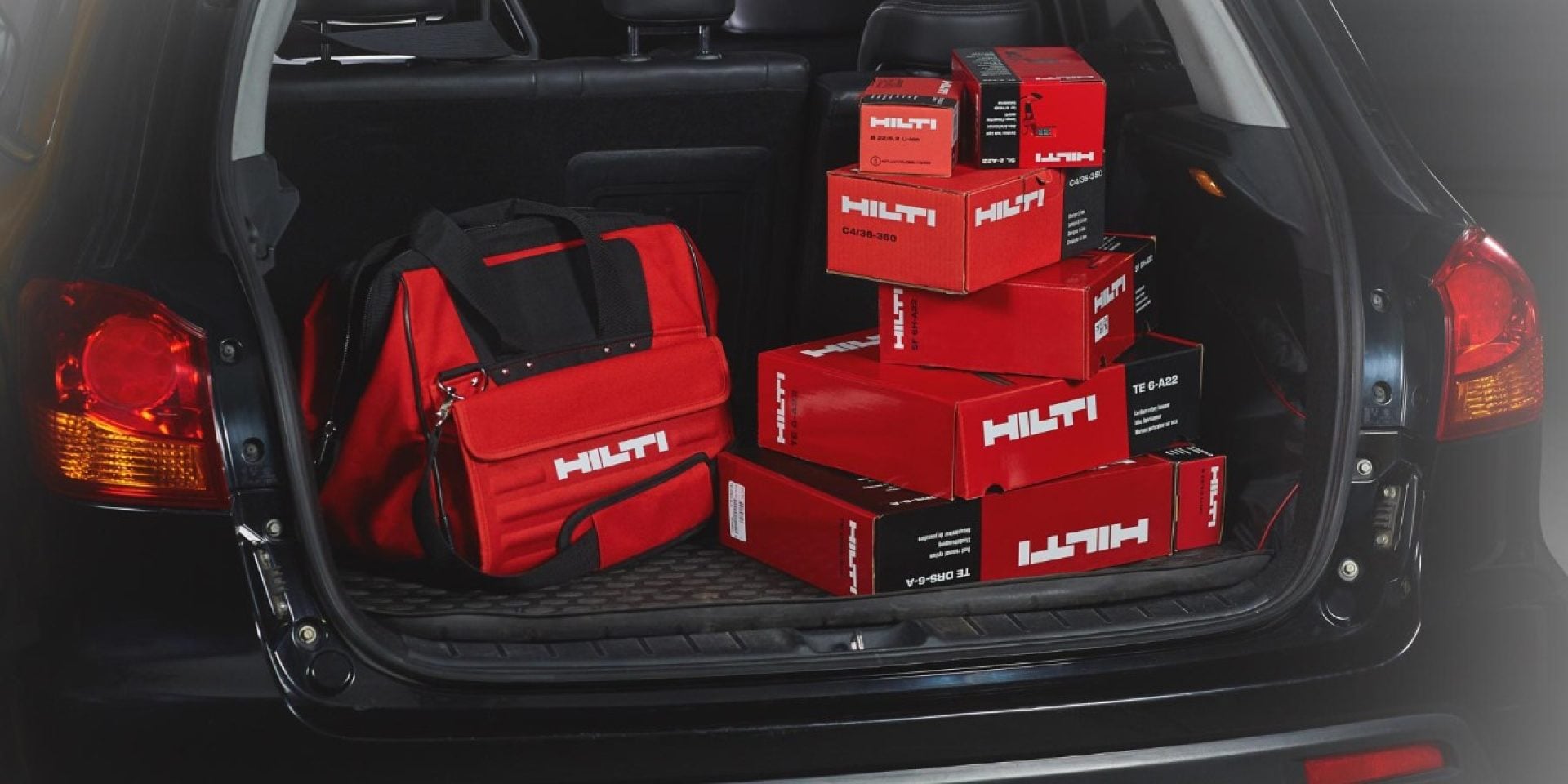 Hilti tööriistad auto tagaosas