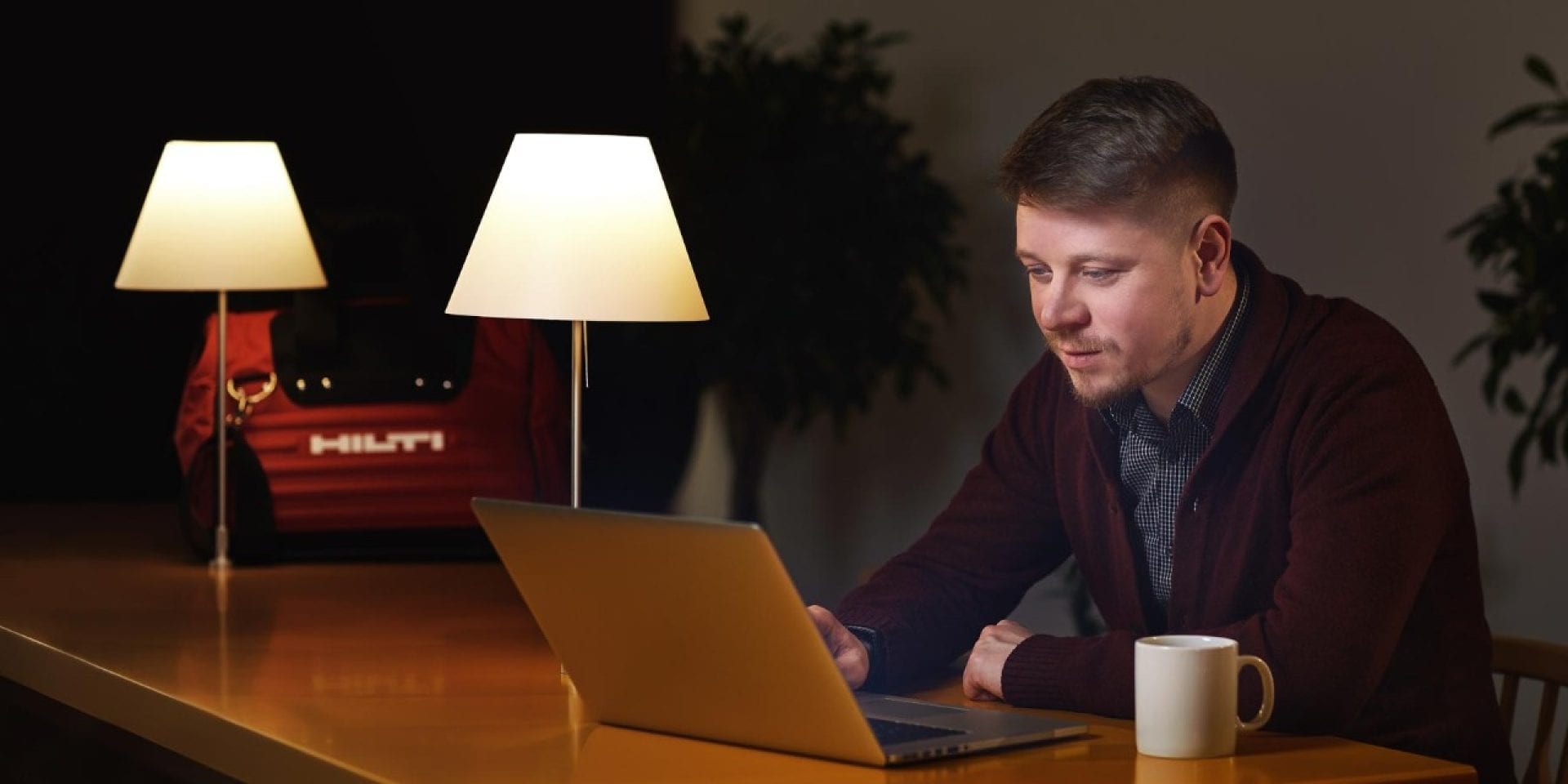 inimene, kes istub õhtul laua taga