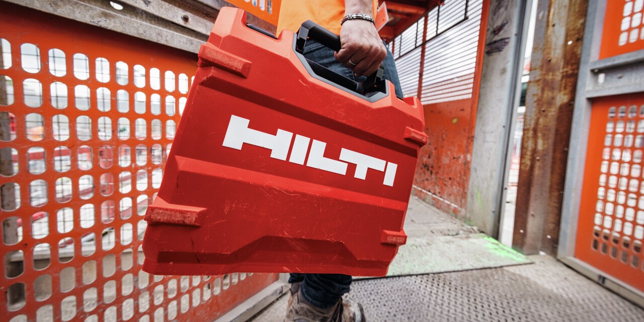 töötaja, kes kannab hilti kohvrit