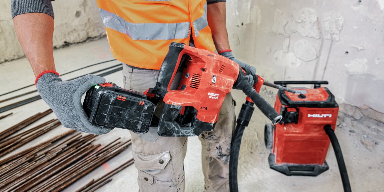 hilti töötaja, kes kasutab hilti tööriista