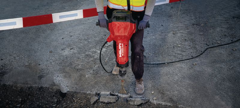 Vastupidav elektriline piikvasar TE 3000-AVR Eriti võimas piikvasar betooni lammutustöödeks, asfaldi lõikamiseks, mullatöödeks ja maandusvarraste paigaldamiseks rasketes töötingimustes Rakendused 1