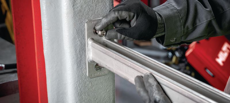 Keermestatud vahekinniti (roostevaba teras) Emane ja isane roostevabast terasest keermestatud vahekinniti passiivse tulekaitsekihiga (PFP) kaetud terastalade külge kinnitamiseks Rakendused 1